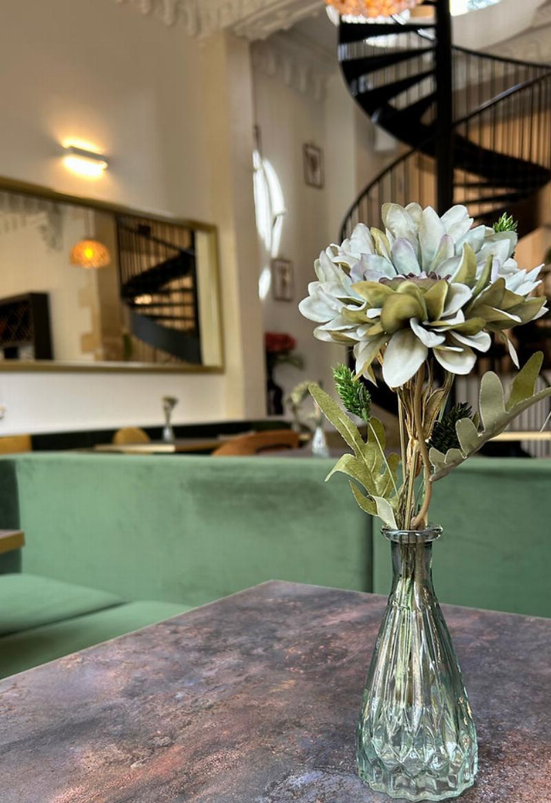 Famille et amis partageant un dîner convivial dans un restaurant art de vivre